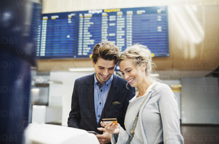 persona usando tarjeta visa en aeropuerto