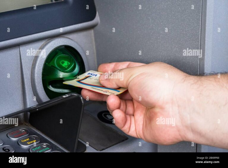 Cómo Solicitar Adelanto en Efectivo con Tarjeta Visa en Argentina 7 persona usando tarjeta visa y efectivo disponible