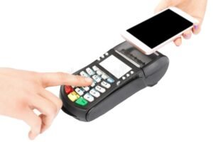 persona usando telefono cerca de terminal pago nfc