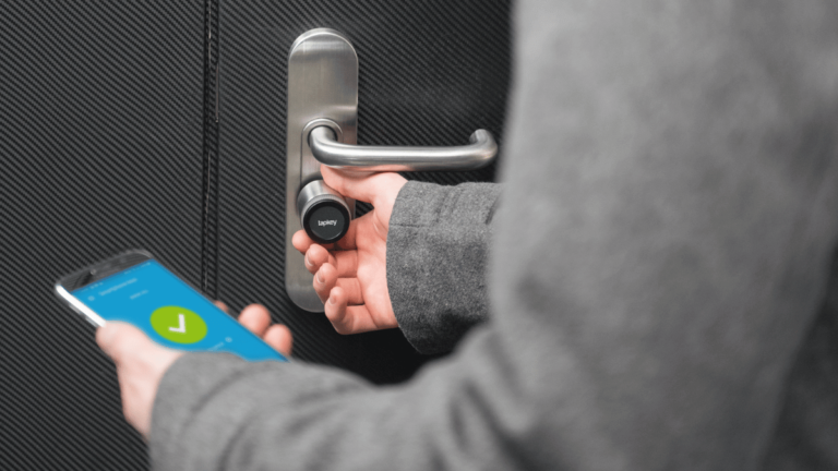 persona usando telefono con candado digital