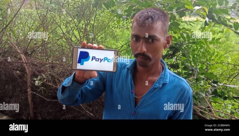 Cómo Puedo Recibir Pagos de PayPal en Argentina Fácil y Seguro 2 persona usando telefono con logo paypal visible