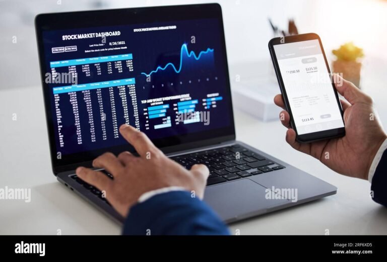 Cómo me contacto con Mercado Pago para resolver mis dudas 26 persona usando telefono junto a laptop mercado pago