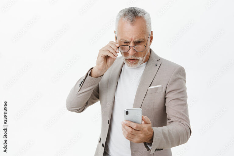 persona usando telefono movil con expresion decidida