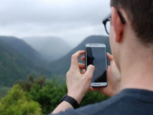 persona usando telefono movil en argentina