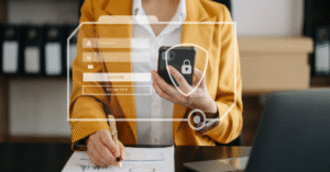 persona usando telefono movil para consulta bancaria 1