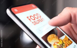 persona usando telefono movil para pedir comida