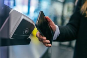 persona usando telefono para pago movil