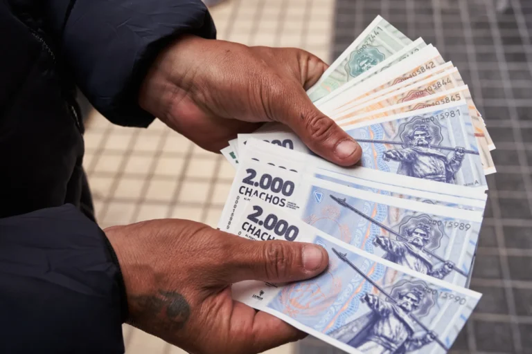 Quiénes Pueden Comprar Dólares en Argentina Según la Ley Vigente 18 personas comprando dolares billetes argentina