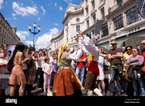personas disfrutando evento cultural en plaza publica