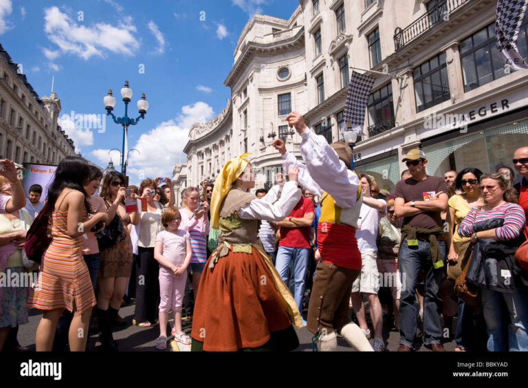 personas disfrutando evento cultural en plaza publica