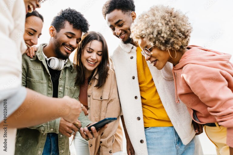 personas disfrutando videos en dispositivos moviles