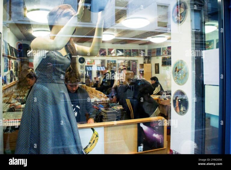 personas explorando vinilos en tienda vintage