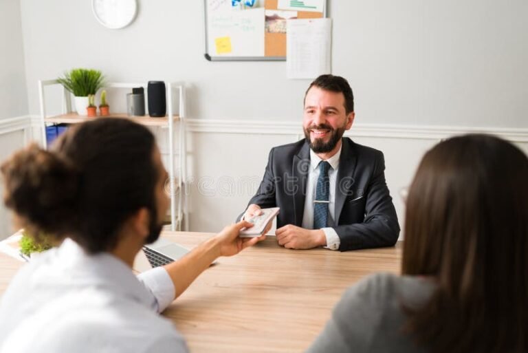 Qué beneficios ofrece la Unión Provincial Asociación Mutual para préstamos 15 personas felices recibiendo asesoria financiera