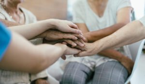 personas mayores recibiendo apoyo social