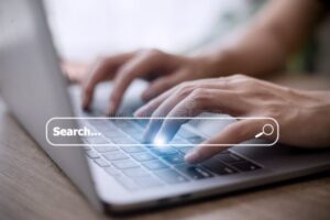personas usando laptops buscando ofertas online