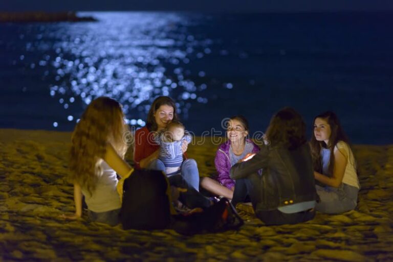 Qué hacer en Mar del Plata de noche para divertirse y relajarse 2 playa nocturna con luces y gente feliz