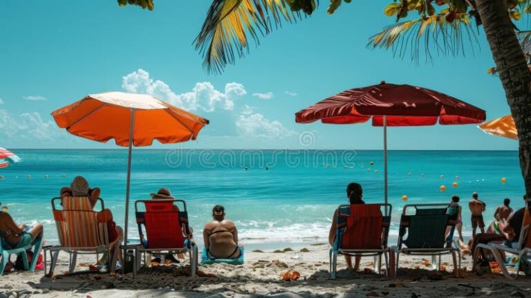 playa soleada con sombrillas y turistas felices