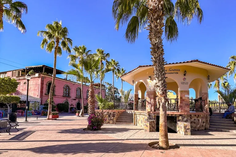 plaza central de tres arroyos con comercios