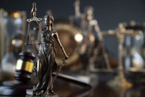 reloj de arena sobre fondo legal antiguo
