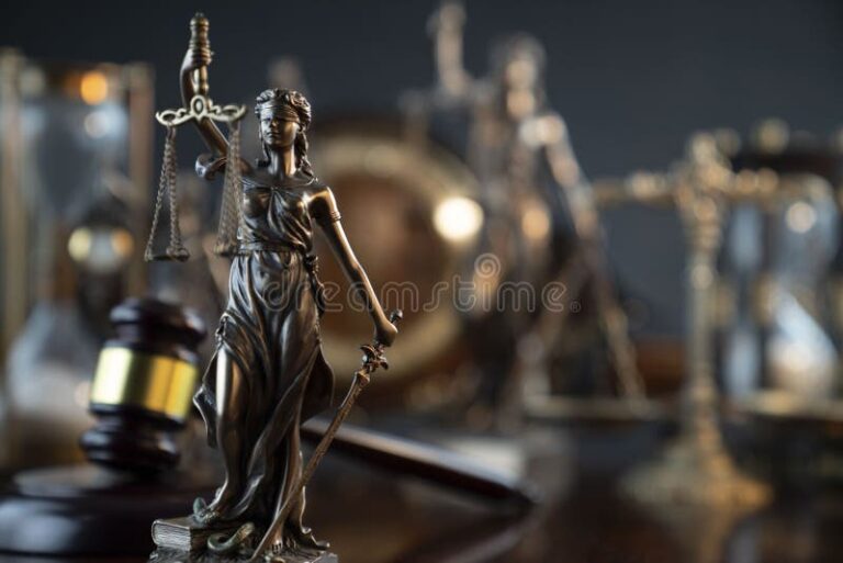 reloj de arena sobre fondo legal antiguo