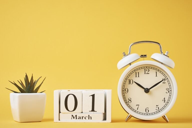 reloj despertador y calendario marcando fin plazo fijo