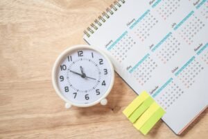 reloj y calendario sobre escritorio oficial