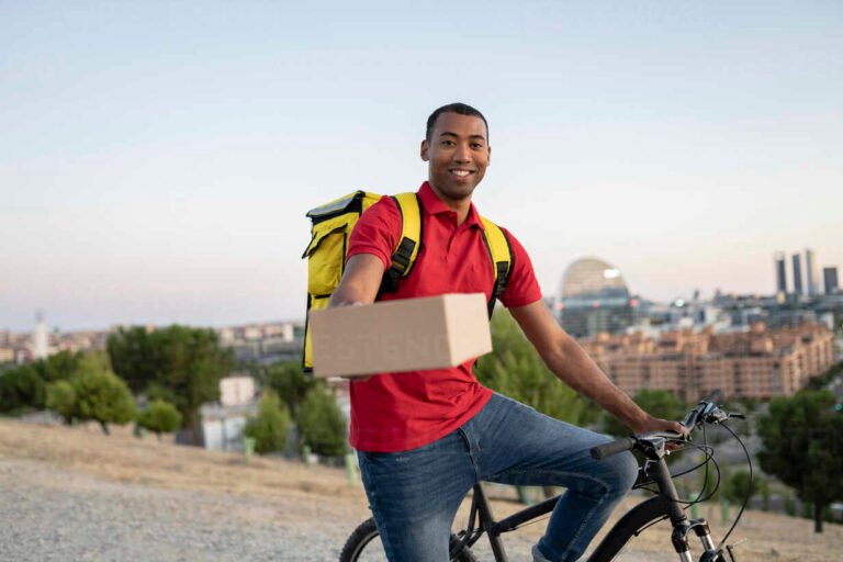 repartidor en bicicleta con paquete delivery