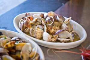 restaurante italiano con platos de mariscos frescos