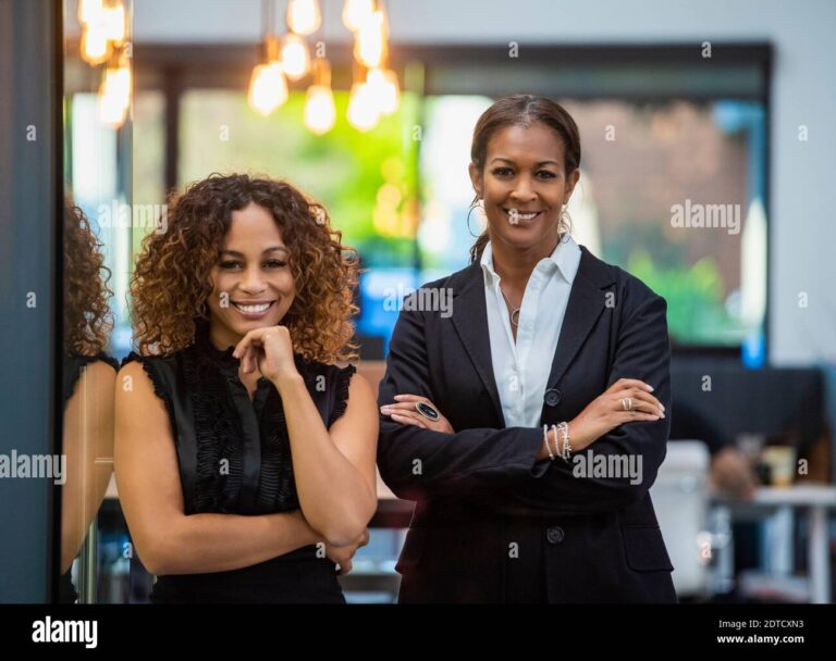 retrato profesional de dos mujeres sonrientes