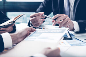 reunion profesional revisando documentos financieros