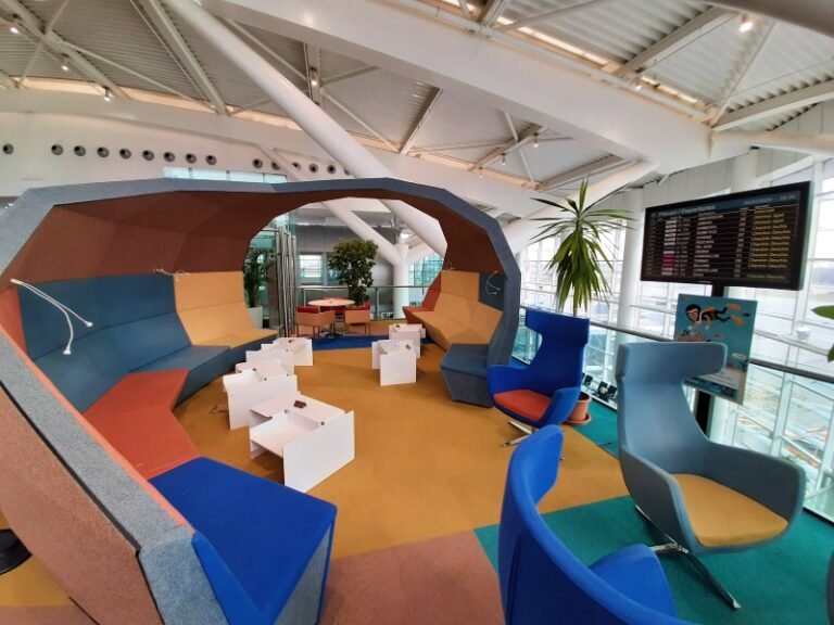 sala vip aeropuerto elegante con tarjeta mastercard