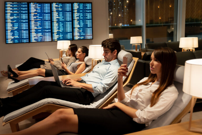 Cómo puedo acceder a salas VIP en aeropuertos de forma fácil 2 salon vip aeropuerto pasajeros relajandose comodo