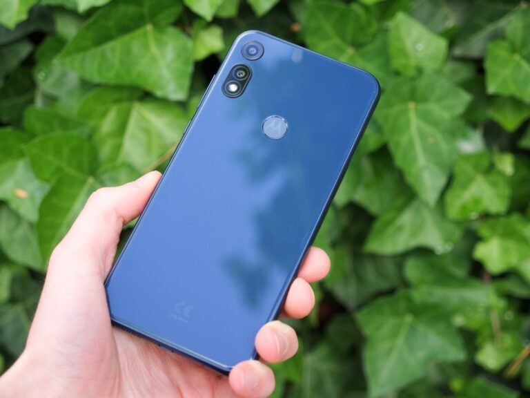 smartphone motorola con icono nfc brillante