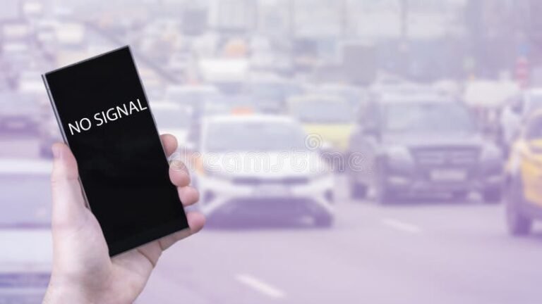 smartphone pantalla sin senal en ciudad