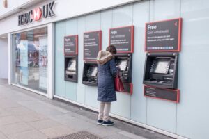 sucursal bancaria con clientes y cajero automatico