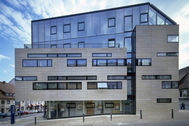 sucursal bancaria con clientes y fachada moderna