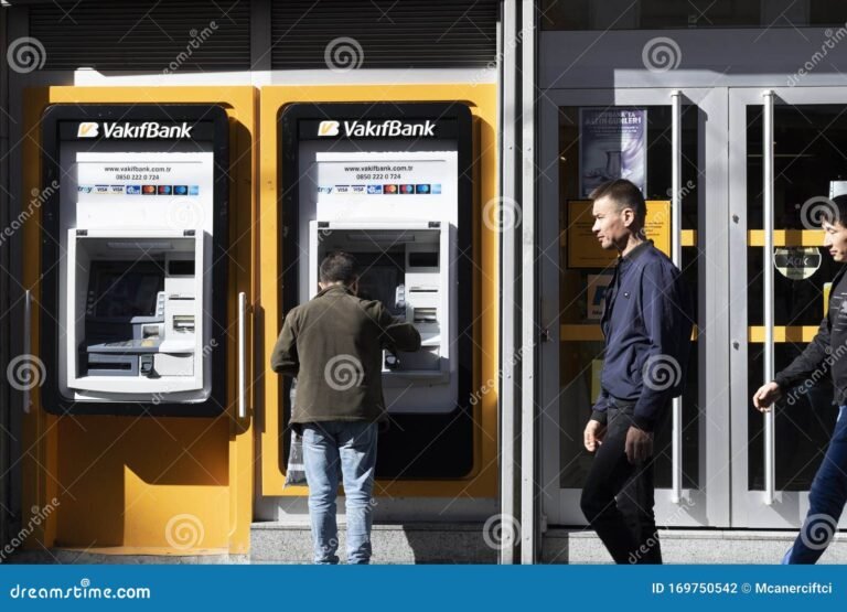 Cuáles Son Los Bancos Habilitados Por ANSES Para Cobro De Jubilaciones 26 sucursal bancaria con personas retirando dinero