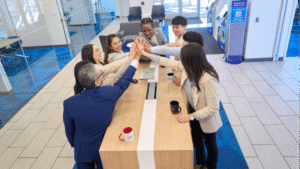 sucursal bancaria moderna con clientes atendidos 1