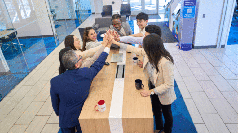 Cuáles son los servicios del Banco Macro en Juan B. Justo 11 sucursal bancaria moderna con clientes atendidos 1