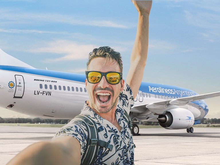 tarjeta aerolineas plus con avion en fondo