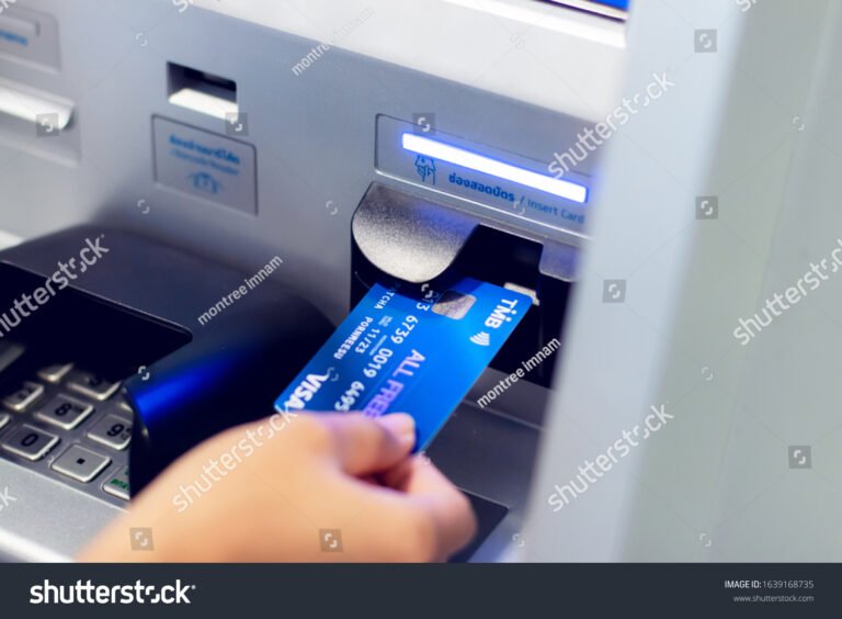 tarjeta bancaria siendo insertada en cajero automatico