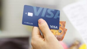 tarjeta de credito visa prisma en mano