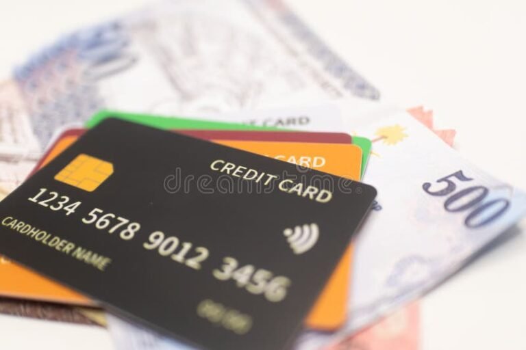 tarjeta mastercard black cerca de billetes