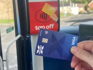 tarjeta red bus siendo cargada con debito