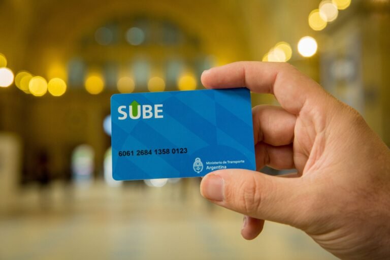 tarjeta sube en mano con telefono movil