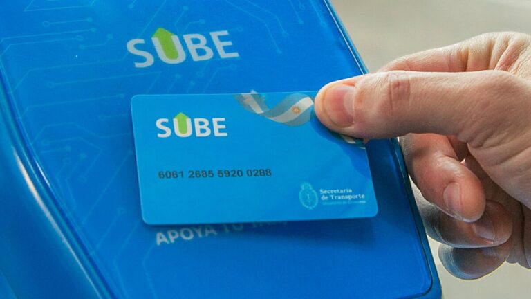 tarjeta sube sobre fondo neutro