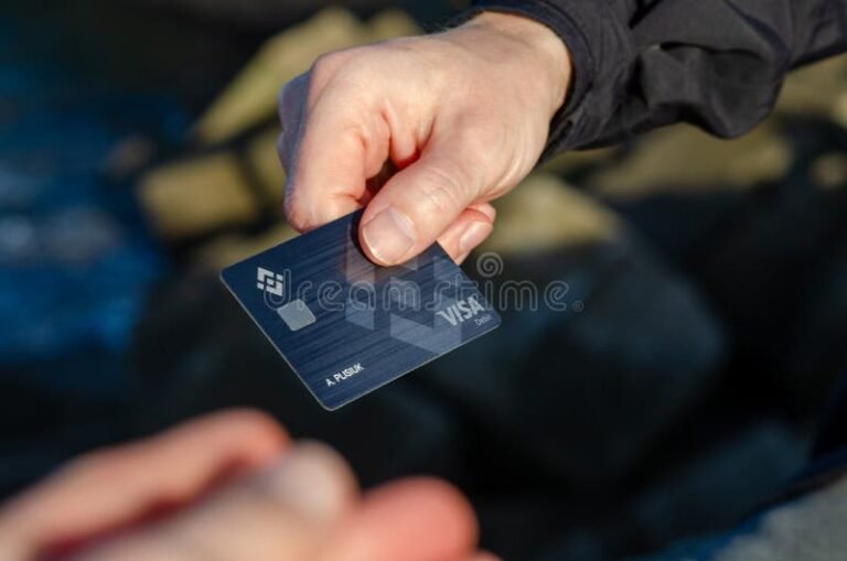 tarjeta visa macro en mano sobre mesa