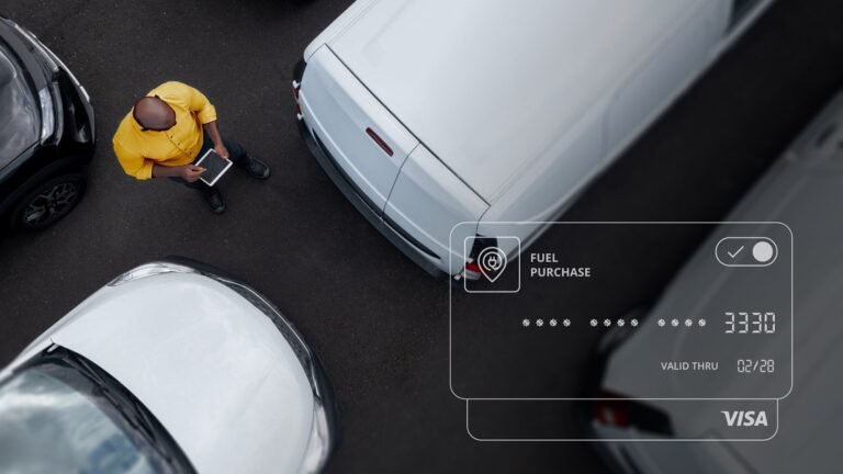 tarjeta visa signature junto a auto estacionado