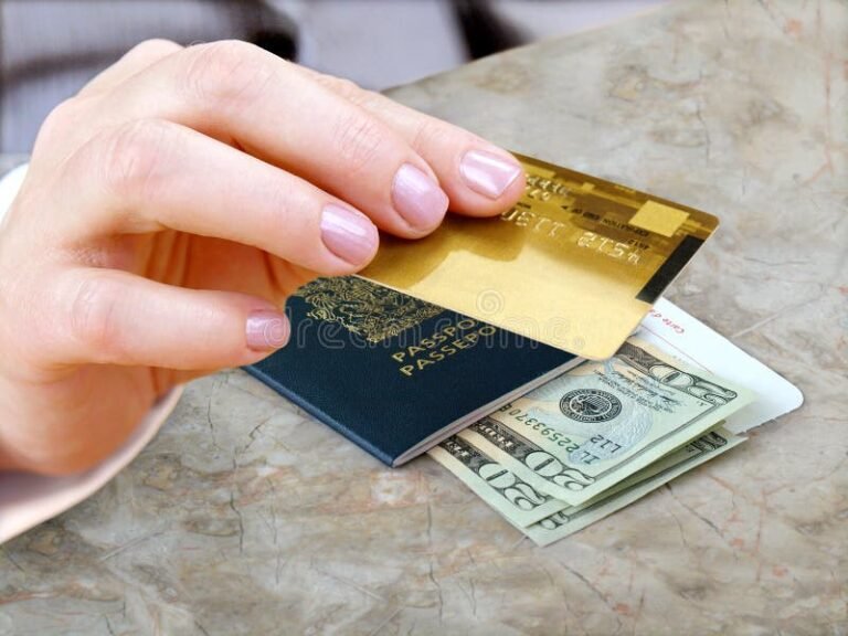 tarjetas de credito y billetes en mano