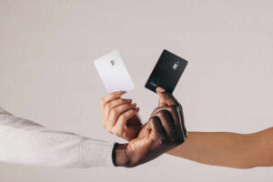 tarjetas de credito y debito juntas mano